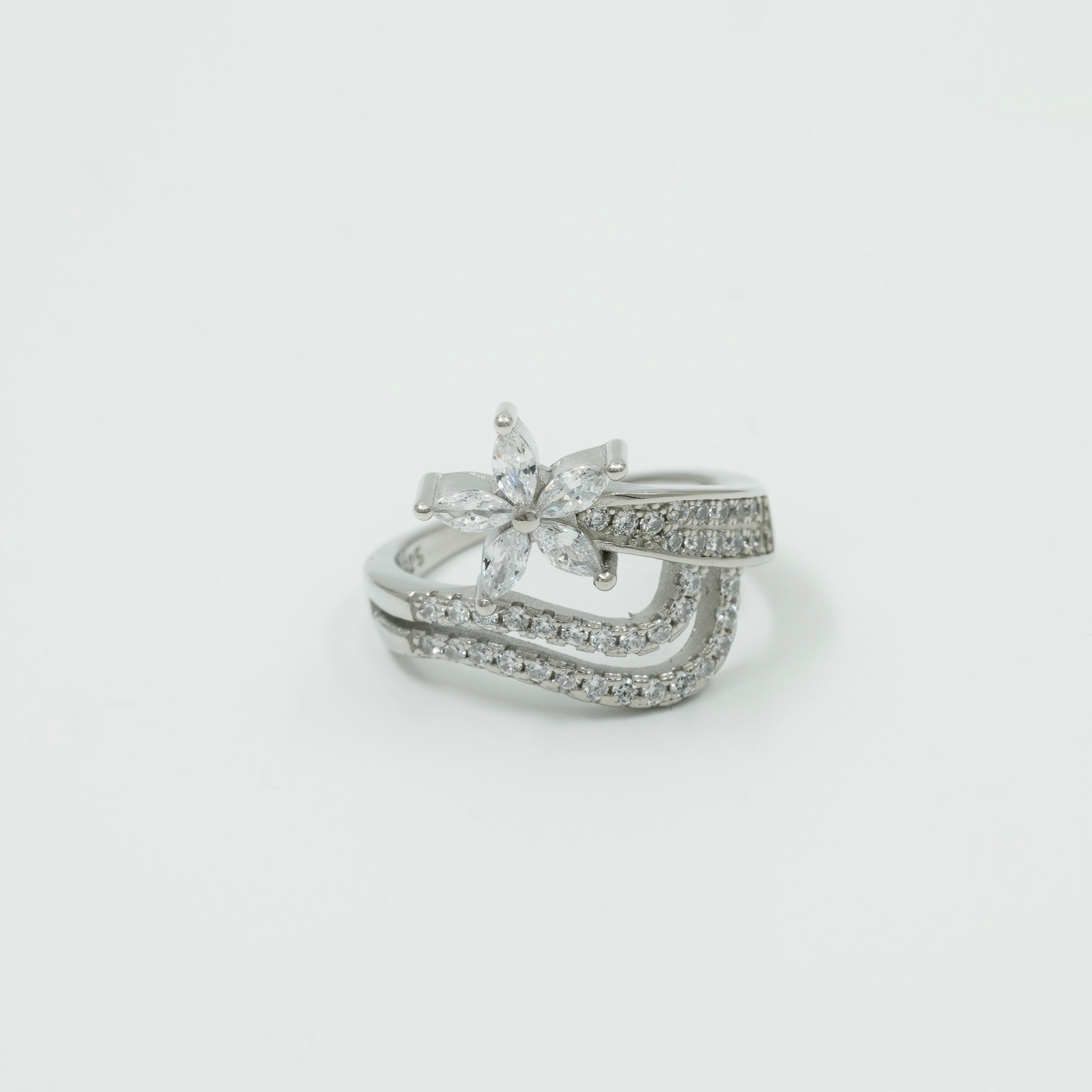 925 Sterling Silver Floral Diamond Ring – Elegant Flower Design