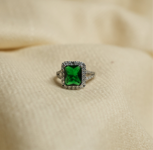 925 Sterling Silver Green Stone Ring – Timeless Elegance