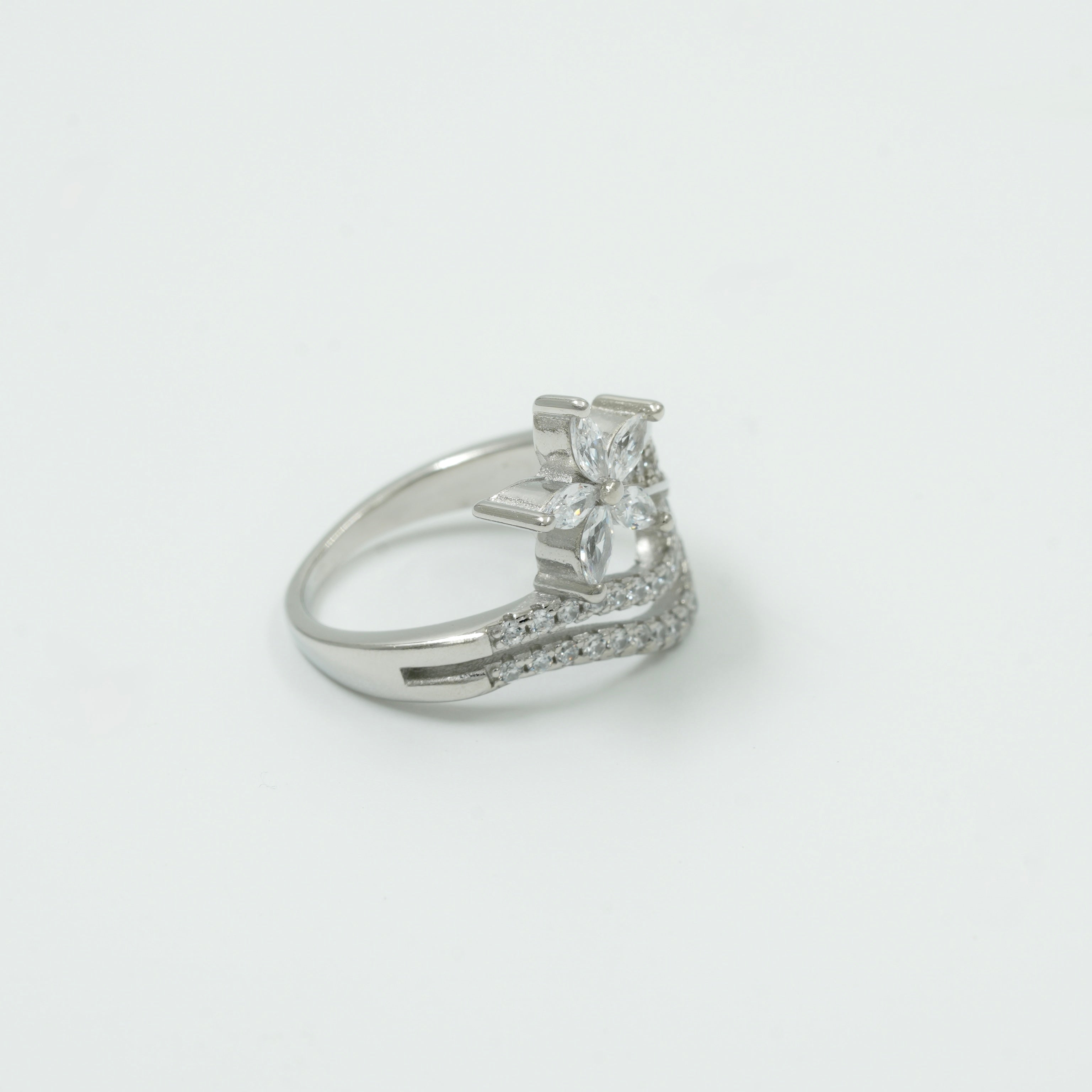 925 Sterling Silver Floral Diamond Ring – Elegant Flower Design